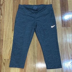 KNEE LENGTH NIKE LEGGINGS